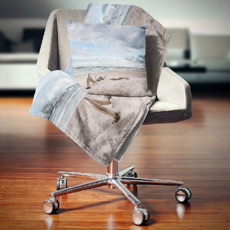 Alpaca wool blankets for a hypoallergenic and warm optionAlpaca wool blankets for a hypoallergenic and warm optionDesignart 'Large Piece of Wood on Beach' Modern Seascape Throw Blanket Alpaca wool blankets for a hypoallergenic and warm optionAlpaca wool blankets for a hypoallergenic and warm optionDesignart 'Large Piece of Wood on Beach' Modern Seascape Throw Blanket