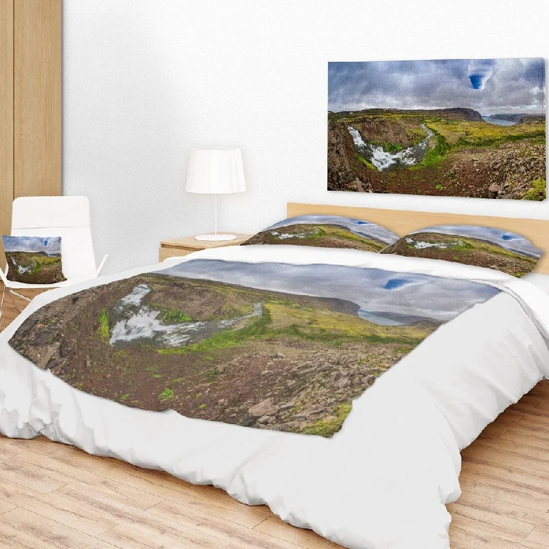 Fleece blankets for a cozy and plush textureFleece blankets for a cozy and plush textureDesignart 'River Leading to Waterfall Iceland' Landscape Fleece Throw Blanket Fleece blankets for a cozy and plush textureFleece blankets for a cozy and plush textureDesignart 'River Leading to Waterfall Iceland' Landscape Fleece Throw Blanket
