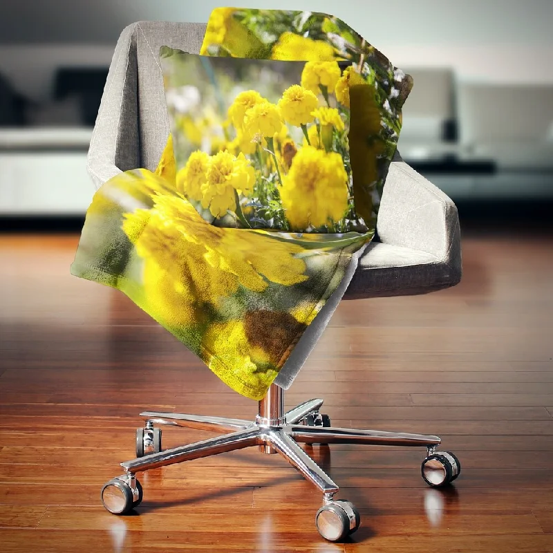 Queen - size blankets for standard - sized bedsQueen - size blankets for standard - sized bedsDesignart 'Bright Yellow Marigold Flowers' Floral Throw Blanket Queen - size blankets for standard - sized bedsQueen - size blankets for standard - sized bedsDesignart 'Bright Yellow Marigold Flowers' Floral Throw Blanket