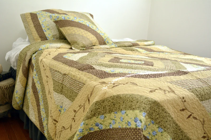minimalist japanese style bedspreads with simple and clean linesDaDa Bedding Evergreen Garden Floral Patchwork Quilted Bedspread Set, Twin, 3-PCS (DXJ101080-1) minimalist japanese style bedspreads with simple and clean linesDaDa Bedding Evergreen Garden Floral Patchwork Quilted Bedspread Set, Twin, 3-PCS (DXJ101080-1)