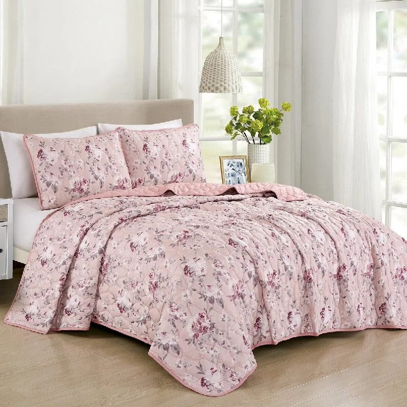Goose down comforters known for their superior quality and insulationShatex 3 Piece All Season Bedding Queen size Comforter Set, Ultra Soft Polyester Elegant Bedding Comforters