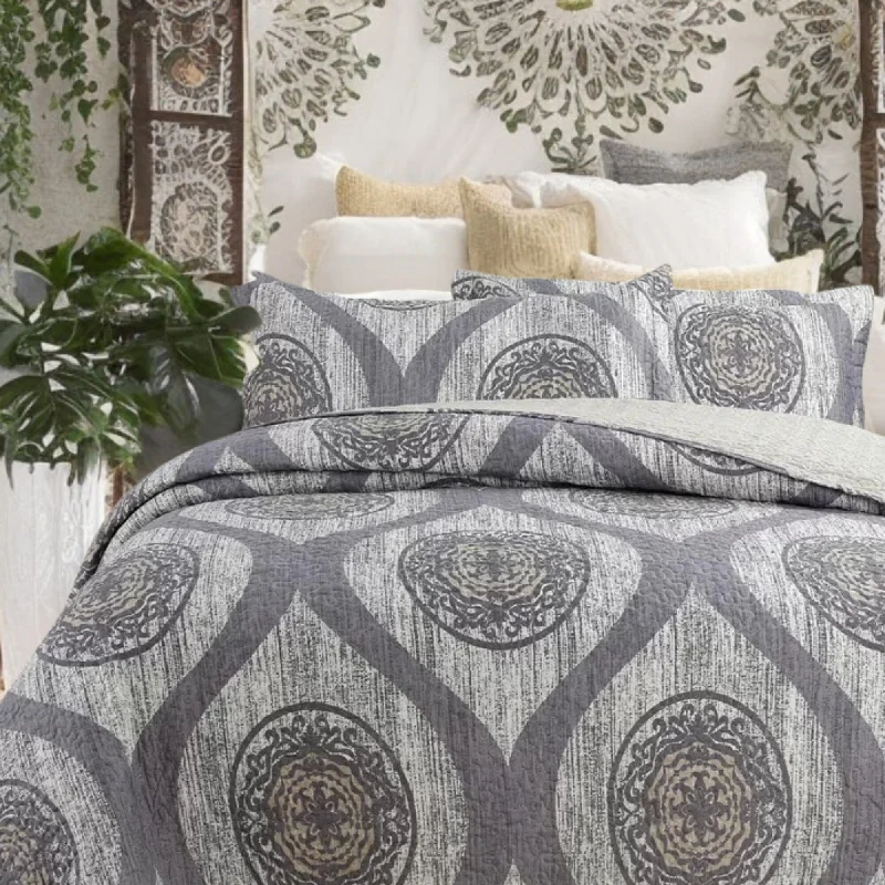 baroque style bedspreads with rich fabrics and elaborate designs for a luxurious lookDaDa Bedding Rustic Grey Mosaic Distressed Medallion Reversible Quilted Bedspread Set (SD16299) baroque style bedspreads with rich fabrics and elaborate designs for a luxurious lookDaDa Bedding Rustic Grey Mosaic Distressed Medallion Reversible Quilted Bedspread Set (SD16299)