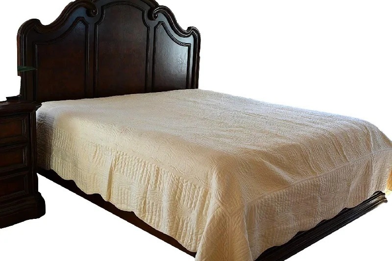 southwestern style bedspreads with native american patterns for a cultural touchTache Super Soft Cream Scalloped Coral Reef Quilted Fleece Bedspread Set (DXJ109013-3) southwestern style bedspreads with native american patterns for a cultural touchTache Super Soft Cream Scalloped Coral Reef Quilted Fleece Bedspread Set (DXJ109013-3)
