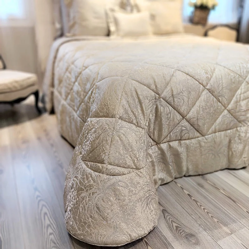 baroque style bedspreads with rich fabrics and elaborate designs for a luxurious look"ORIENT" SILK QUILT baroque style bedspreads with rich fabrics and elaborate designs for a luxurious look"ORIENT" SILK QUILT